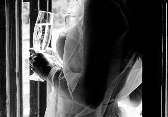 Cuadro Mujer con champán - foto en blanco y negro con la silueta de una mujer