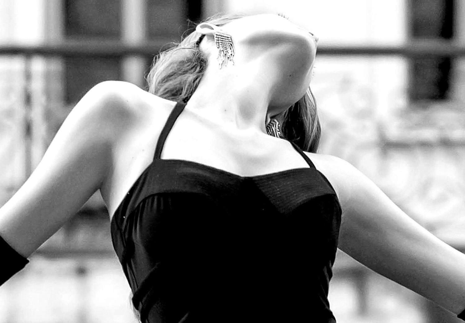 Cuadro decorativo Mujer bailando - fotografía en blanco y negro con una figura en balcón