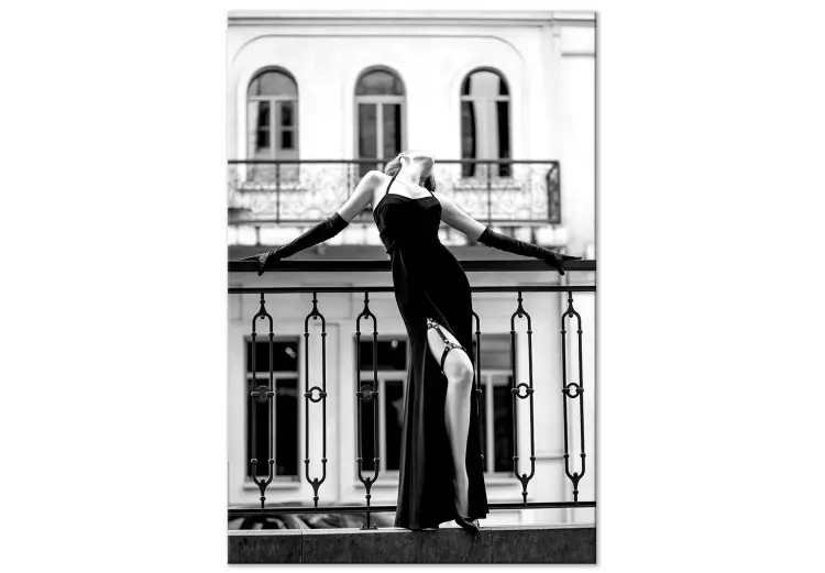 Mujer bailando - fotografía en blanco y negro con una figura en balcón
