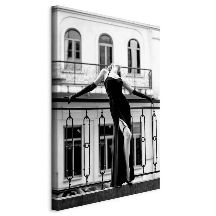 Mujer bailando - fotografía en blanco y negro con una figura en balcón
