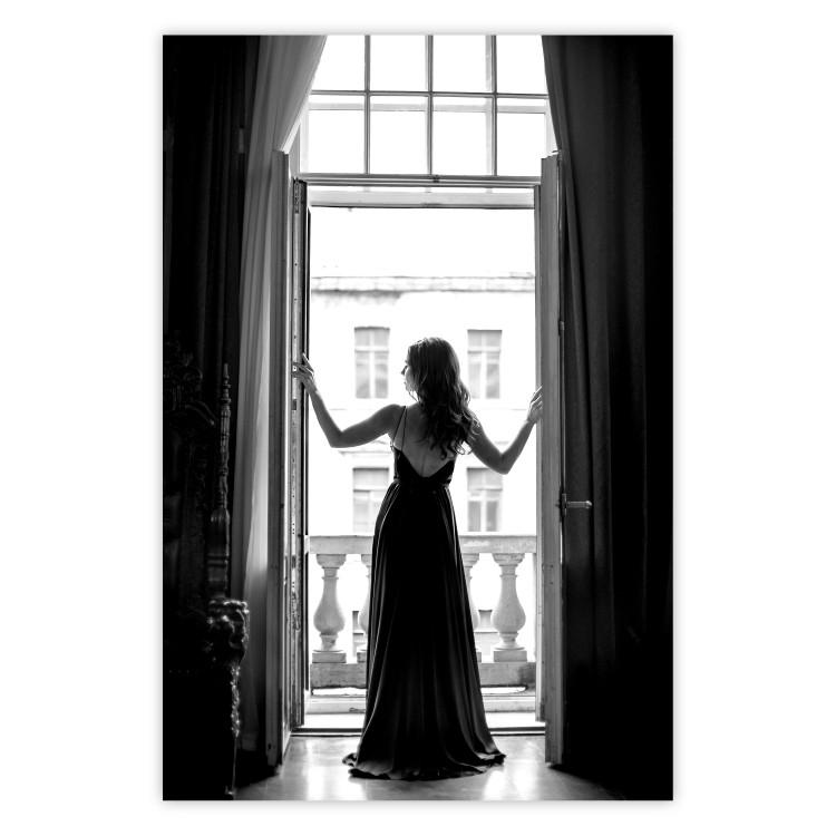 Vista luminosa - mujer en balcón en blanco y negro