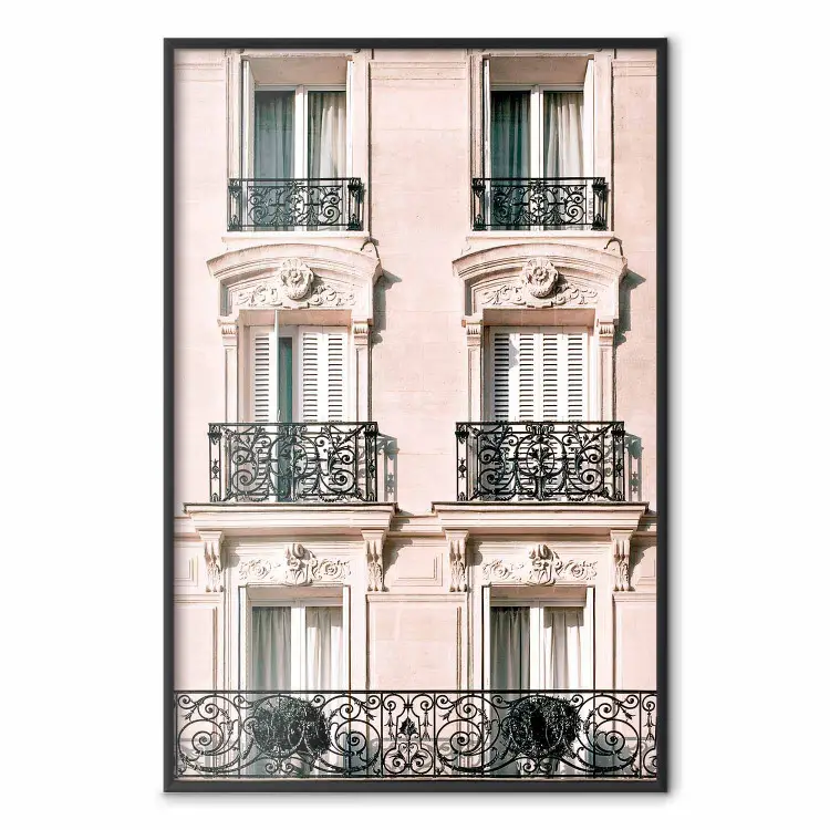 Fachada del sol - arquitectura con marcos de ventana decorados