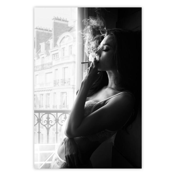 Momento delicioso - fotografía de mujer fumando cigarrillo