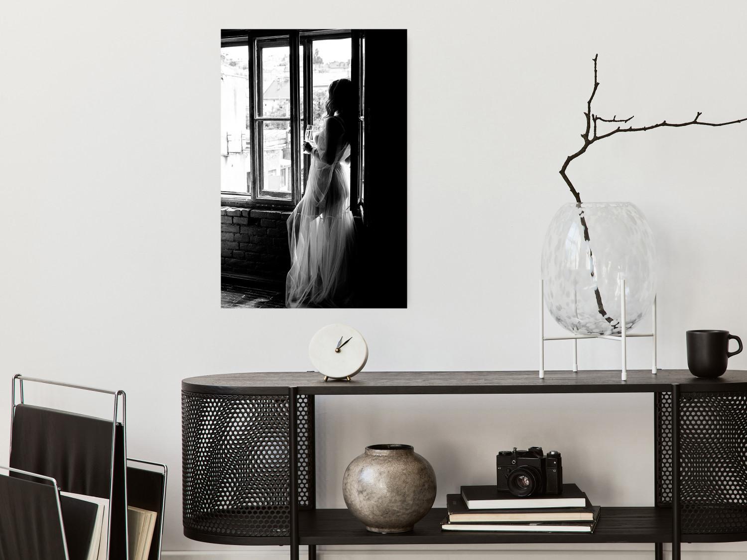 Cartel Memoria de viaje: paisaje en blanco y negro de una mujer en la ventana