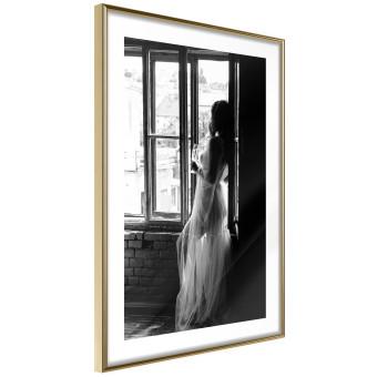 Memoria de viaje: paisaje en blanco y negro de una mujer en la ventana