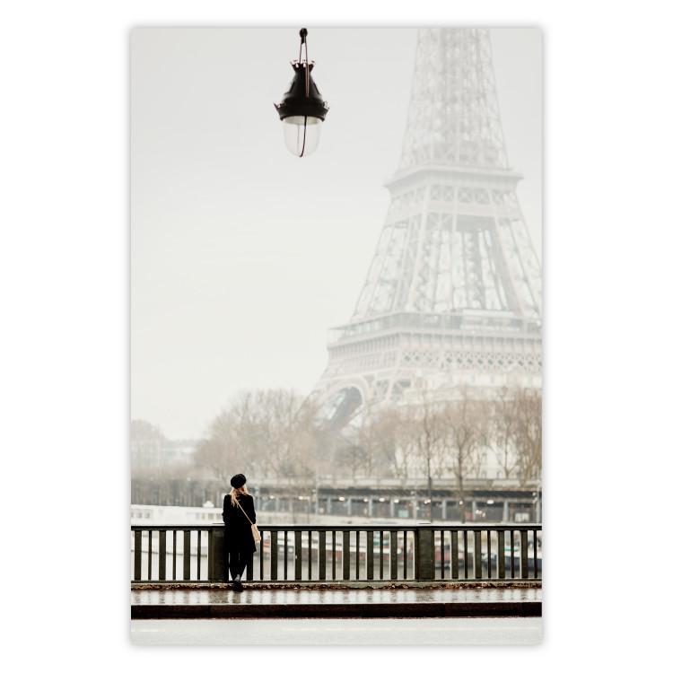 Espacio de momentos tranquilos - mujer en el fondo de la Torre Eiffel