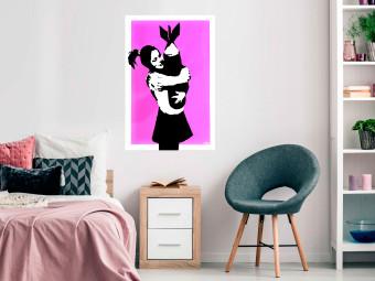 Poster Abrazo bomba - chica con bomba sobre fondo rosa, estilo Banksy