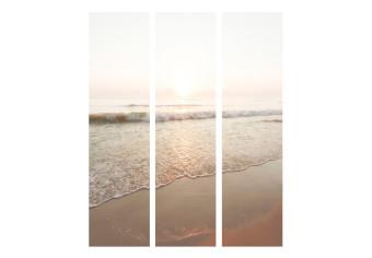 Biombo decorativo Maravilloso amanecer (3 partes) - olas del mar y playa de arena