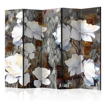 Biombo barato Pequeño gesto II (5 partes) - composición flores blancas fondo oscuro