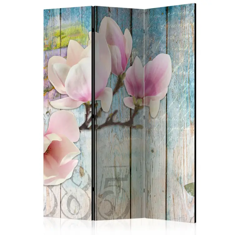 Flores rosas sobre madera - collage de acuarelas y platos