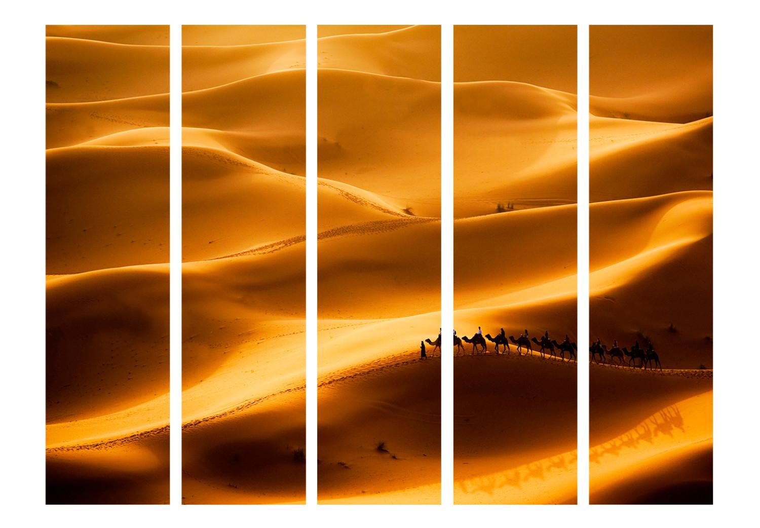 Biombo decorativo Caravana de camellos II (5 partes) - paisaje desértico cálido