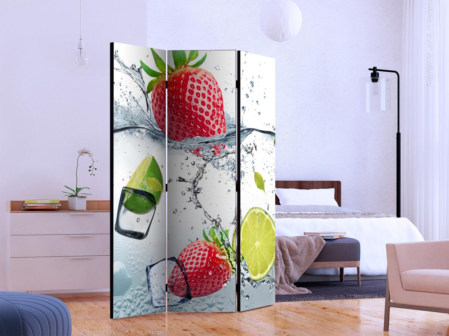 Biombo decorativo Cóctel de frutas (3 piezas) - fresas y lima entre cubitos de hielo