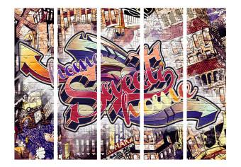 Biombo decorativo Odd graffiti II (5 piezas) - abstracto colorido con escritos