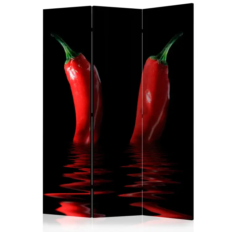 Ají - tres verduras picantes sumergidas en agua