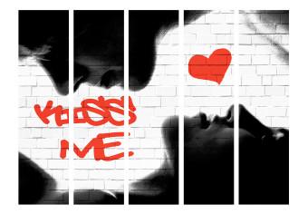 Biombo Kiss me II - pareja y texto en pared de ladrillo