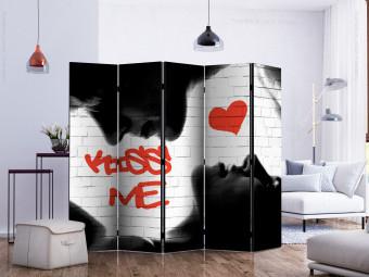 Biombo Kiss me II - pareja y texto en pared de ladrillo