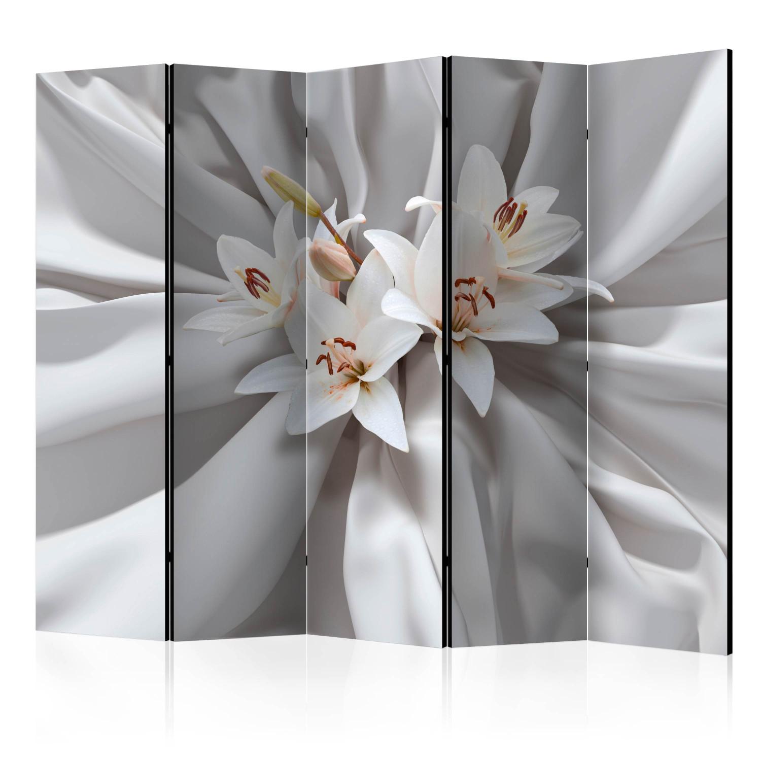 Biombo barato Gigantes Sensuales II - lirios sobre lujoso fondo de tela blanca
