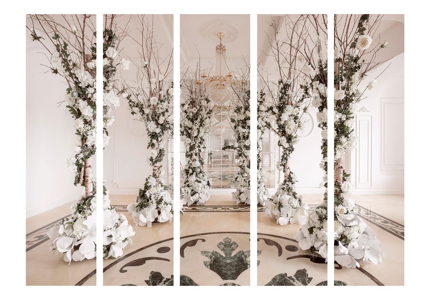 Biombo original Sala de Flores II - lujoso pasillo y columnas de flores blancas