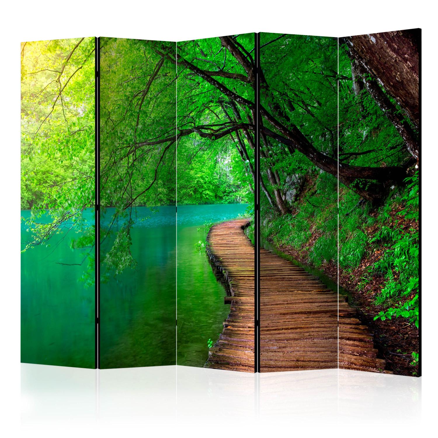 Biombo barato Paz Verde II - Paisaje de un lago verde y un puente rodeado de árboles