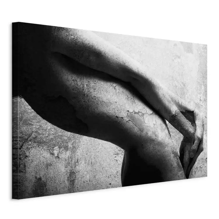 Cuerpo femenino - imitación de piedra en el fondo en blanco y negro
