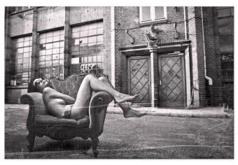 Cuadro Mujer en un sillón - fotografía en blanco y negro de estilo glamuroso