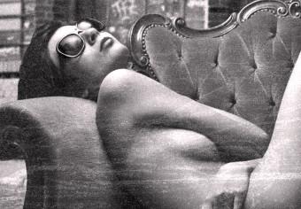 Cuadro Mujer en un sillón - fotografía en blanco y negro de estilo glamuroso