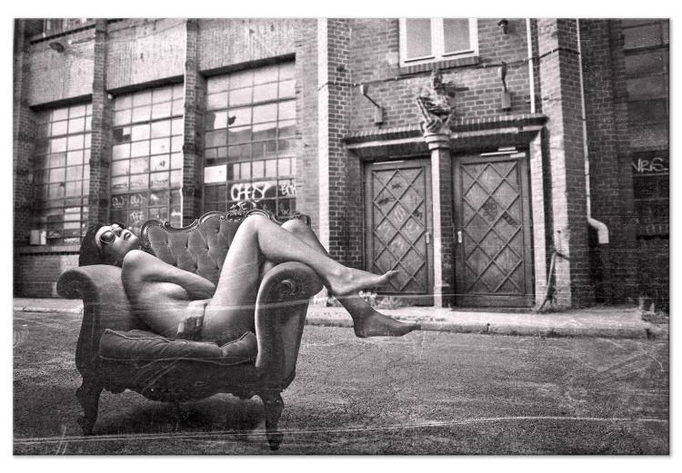 Mujer en un sillón - fotografía en blanco y negro de estilo glamuroso