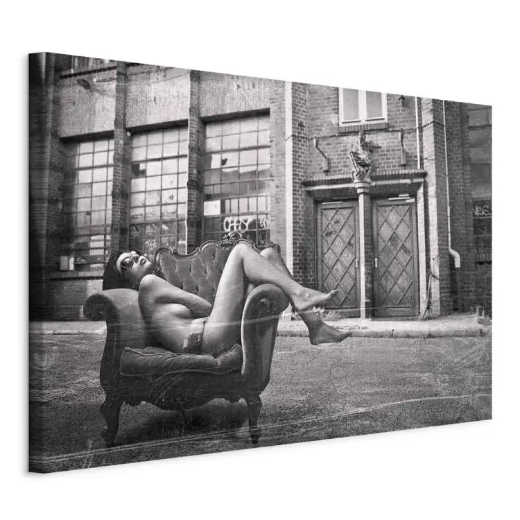 Mujer en un sillón - fotografía en blanco y negro de estilo glamuroso