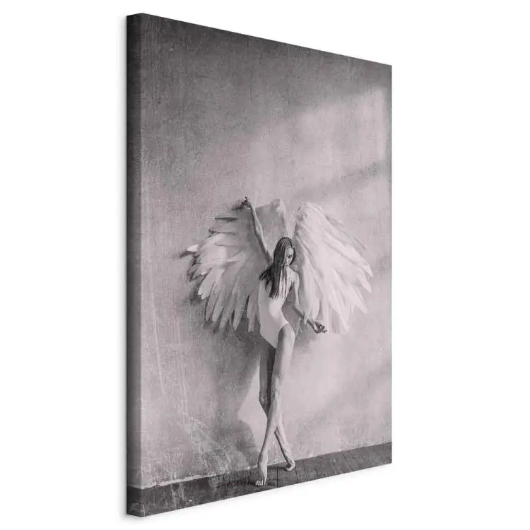 Winged vertical - mujer en blanco y negro con alas