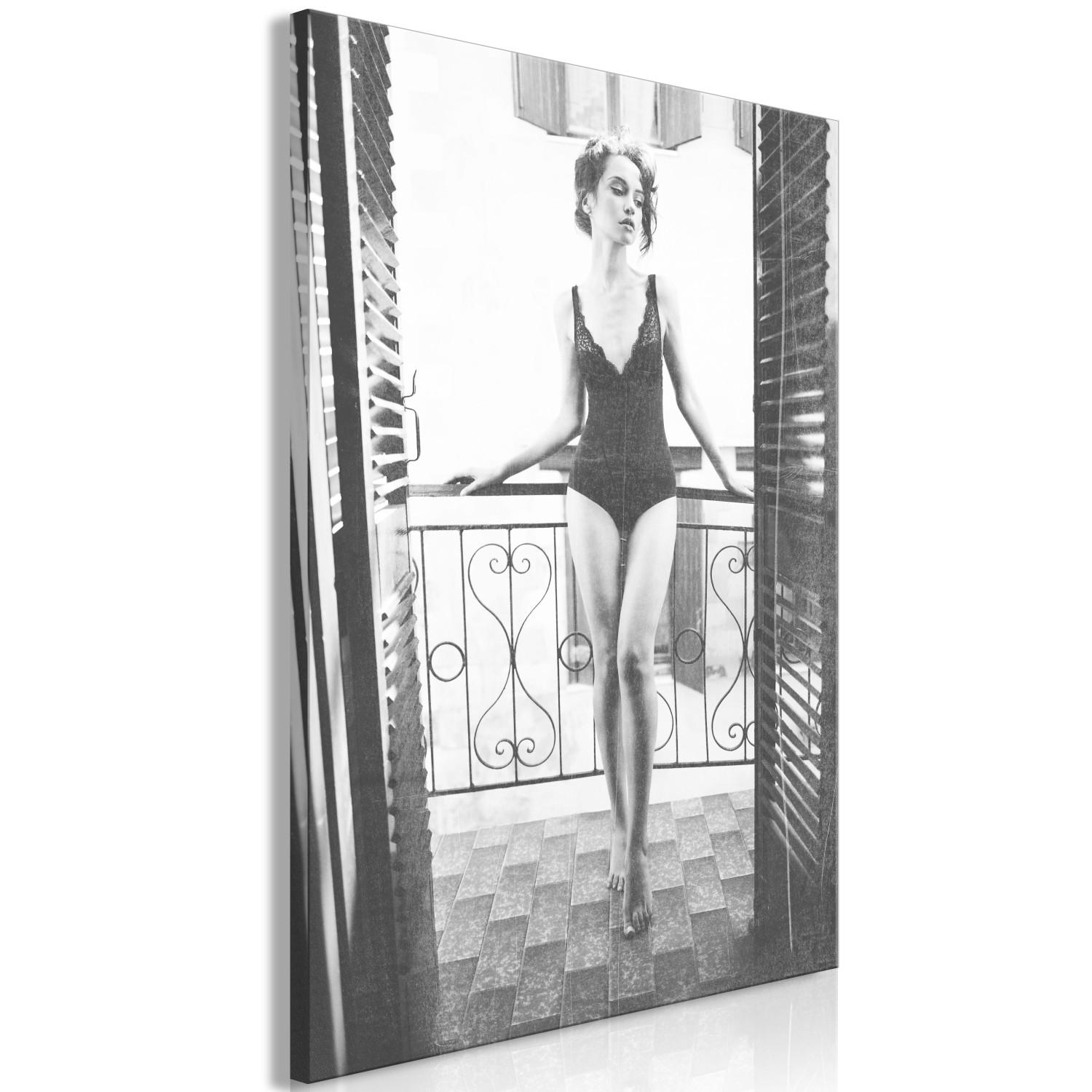 Cuadro decorativo Mujer en un balcón - fotografía en blanco y negro de estilo glamuroso