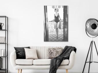 Cuadro decorativo Mujer en un balcón - fotografía en blanco y negro de estilo glamuroso