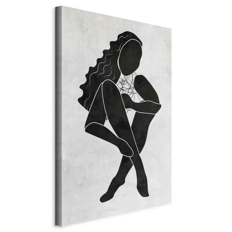 Figura femenina sentada - silueta femenina negra sobre fondo gris