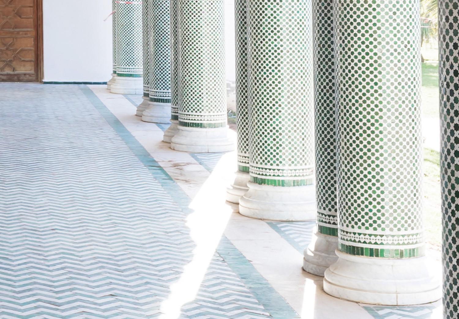 Poster Columnata turquesa - arquitectura de pasillo con ornamentos y columnas