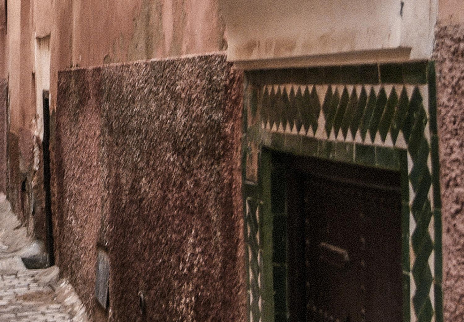 Cartel Callejones marroquíes - callejón estrecho entre edificios naranjas