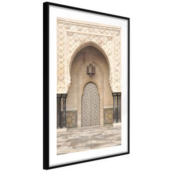Portal de palacio - arquitectura de puerta decorada y columnas negras
