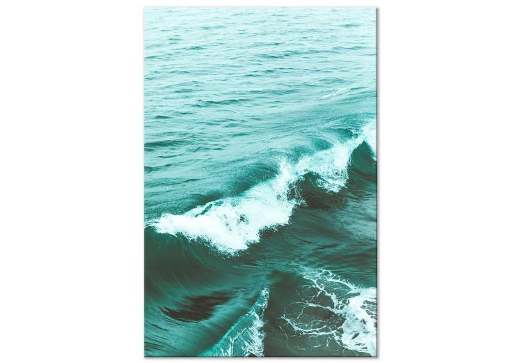 Ola tranquila - mar verde profundo con una pequeña ola en primer plano