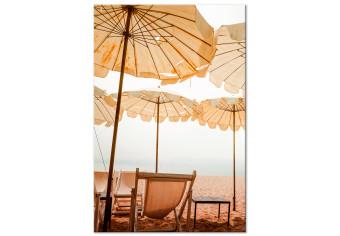 Cuadro moderno Sombrillas en la playa - arena, tumbonas y el mar Mediterráneo