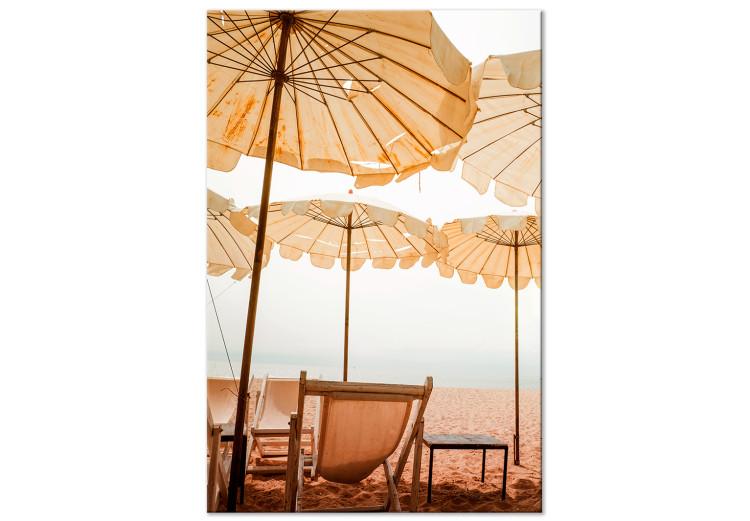Sombrillas en la playa - arena, tumbonas y el mar Mediterráneo