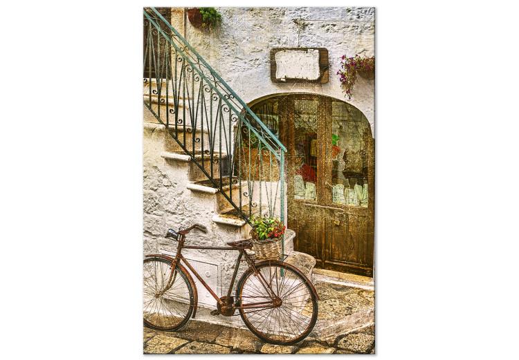 Bicicleta junto a la escalera de piedra - foto de una ciudad italiana