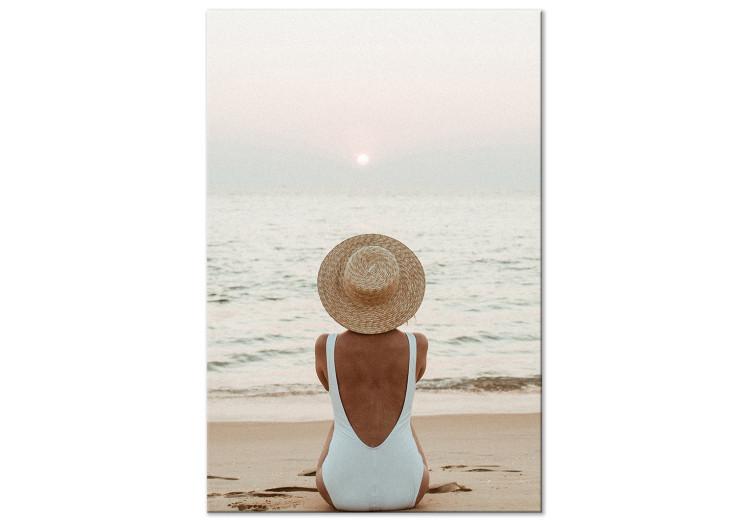 Mujer con sombrero en la playa - paisaje marino con la puesta de sol