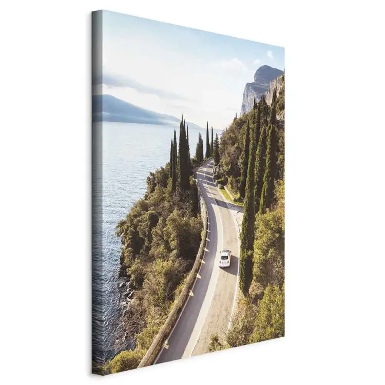 Vista del Lago de Garda - paisaje con la carretera de montaña y lago