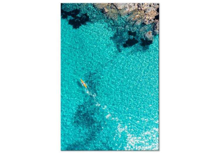 Agua azul - paisaje marino con agua transparente y canoa amarilla