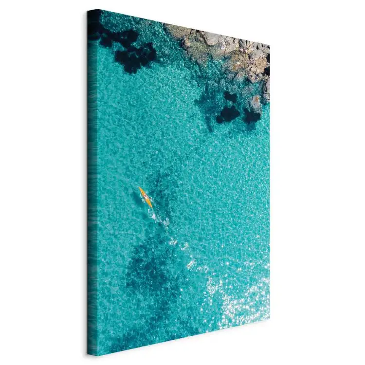 Agua azul - paisaje marino con agua transparente y canoa amarilla
