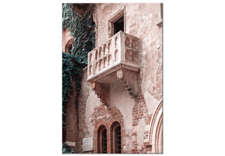 Balcón de una casa de ladrillo - foto urbana de una ciudad italiana