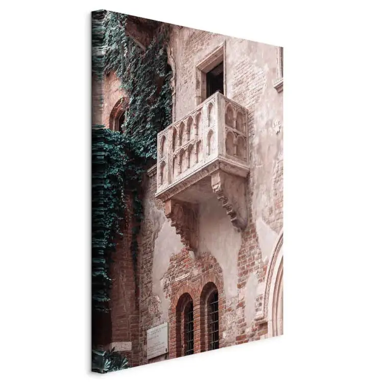 Balcón de una casa de ladrillo - foto urbana de una ciudad italiana