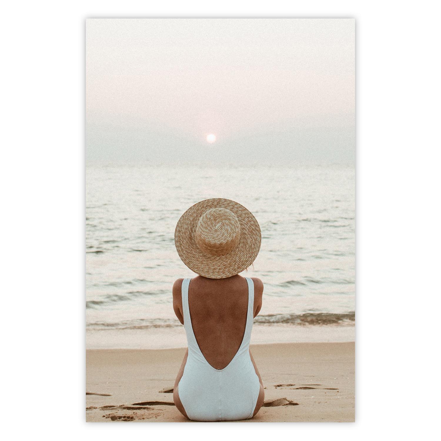 Póster Relajarse playa - mujer en arena puesta sol