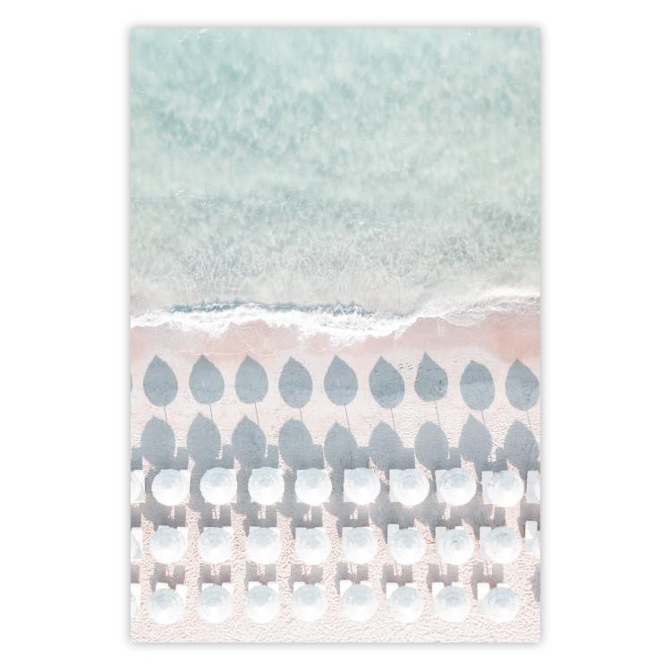 Playa en Cerdeña - vista aérea de un mar azul y sombrillas