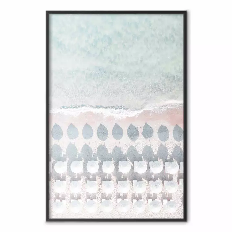 Playa en Cerdeña - vista aérea de un mar azul y sombrillas