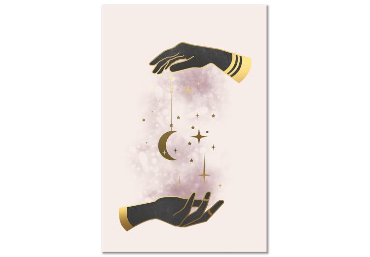 Estrellas y luna en manos - elementos dorados y negros en fondo beige