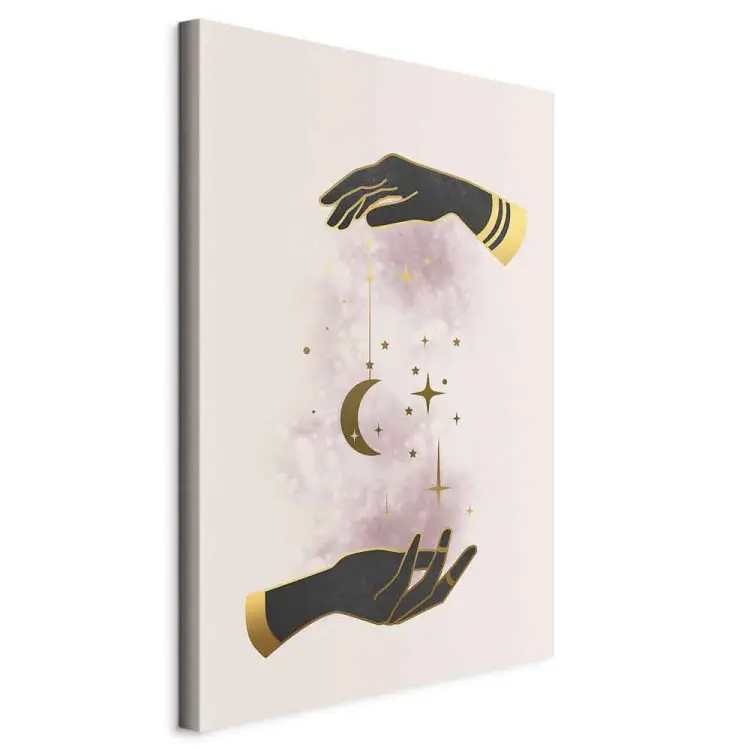 Estrellas y luna en manos - elementos dorados y negros en fondo beige